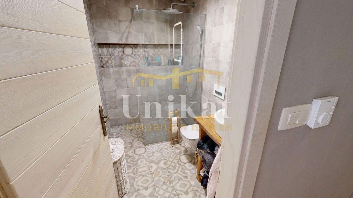 Čudovita posest z dvema kamnitima hišama in bazenom